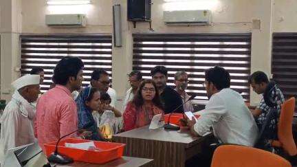 हरदा: जिला पंचायत सभाकक्ष में जनसुनवाई का हुआ आयोजन, कलेक्टर सिद्धार्थ जैन ने सुनीं समस्याएँ
