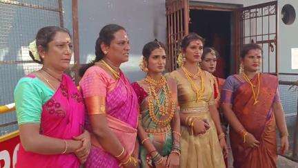 உளுந்தூர்பேட்டை: கூவாகம் கூத்தாண்டவர் கோயிலில் விமர்சையாக நடைபெற்ற திருநங்கைகள் தாலி கட்டி கொள்ளும் நிகழ்ச்சி
