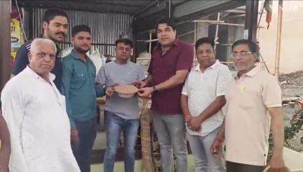 महिदपुर: महिदपुर रोड में पक्षियों के लिए सकोरे बाँटकर मकानों की छतों पर रखे गए हैं