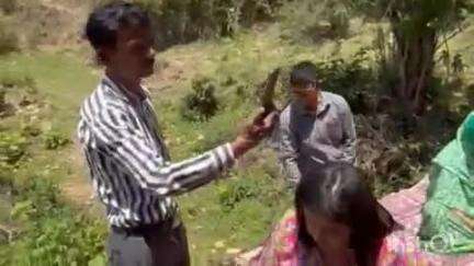 सोमेश्वर: सूपाकोट के प्राचीन नौले की मरम्मत की मांग को लेकर 78 वर्षीय आनंदी पांडे धरने पर बैठी, लिखित आश्वासन पर माने ग्रामीण