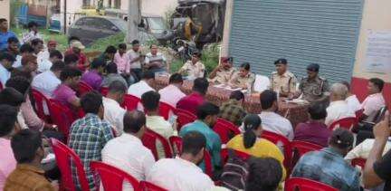 शिवाजी नगर: रोसड़ा थाना परिसर में पुलिस पदाधिकारी की मौजूदगी में बैंक शाखा प्रबंधक और व्यावसायिक संघ के साथ बैठक हुई
