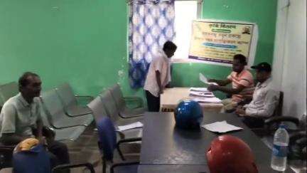 পুরুলিয়া ২: কৃষকবন্ধু প্রকল্পের আওতাধীন চাষীদের আধার লিংকের শিবির ঘোঙ্গা গ্রাম পঞ্চায়েত অফিসে