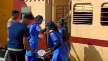 नसीराबाद: नसीराबाद रेलवे स्टेशन पर स्काउट गाइड के छात्रों ने यात्रियों को पिलाया ठंडा पानी