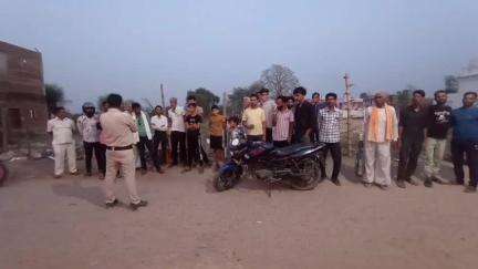 बिजावर: हटवाहा में पिपट थाना पुलिस ने चोपाल लगाकर लोगों से जनसंवाद किया, अपराध की जानकारी ली