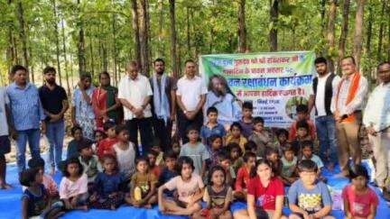टंडवा: सिसई गांव के ग्रामीणों ने पद्म विभूषण रविशंकर जी के जन्मदिन पर वृक्षों को संरक्षित करने का संकल्प लिया, रक्षा सूत्र बांधकर