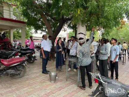 बल्देवगढ़: बल्देवगढ़ तहसील और थाना परिसर में भीषण गर्मी के चलते पक्षियों के लिए सकोरे लगाए गए