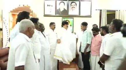 சிவகாசி: திருத்தங்கள் முன்னாள் அமைச்சர் இல்லத்தில் மூன்று மாணவர்களின் கல்வி உதவித்தொகையை வழங்கிய முன்னாள் அமைச்சர் ராஜேந்திர பாலாஜி