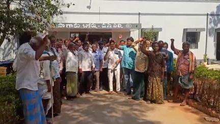 ఆత్మకూరు: డిసిపల్లి పొగాకు బోర్డు వద్ద ధరలు లేకపోవడంతో నష్టపోతున్నామని నిరసన తెలిపిన రైతులు