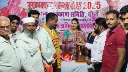 बीना: सर्वोदय चौराहे के पास स्थित होटल में नगर रत्न सम्मान समारोह का हुआ आयोजन, छात्र-छात्राएं और गौसेवा सदस्य किए गए सम्मानित
