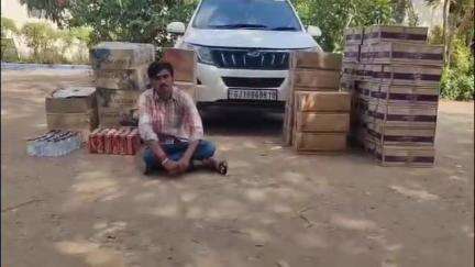 ગાંધીનગર: ડાભલા ચોકડી પાસેથી fortuner કારમાંથી  દારૂના જથ્થા સાથે એક વ્યક્તિને LCBએ ઝડપી પાડ્યો