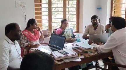 రీ సర్వేపై పాశర్లపూడిలంక పంచాయతీ కార్యాలయంలో సమీక్షా సమావేశం, పాల్గొని సూచనలు చేసిన తహసీల్దార్ శరణ్య