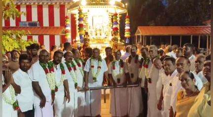 ஆரணி: ஆரணி  அருகே முன்னாள் முதலமைச்சர் எடப்பாடி கே பழனிசாமி பிறந்த நாளை முன்னிட்டு தங்க தேரை இழுத்து சிறப்பு பிரார்த்தனை