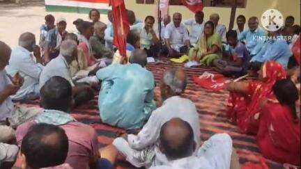 बीरपुर: बीरपुर प्रखंड कार्यालय परिसर में सीपीआई और सीपीएम ने संयुक्त रूप से विभिन्न मांगों को लेकर धरना दिया