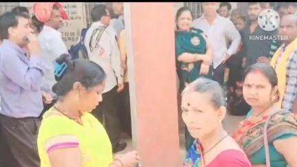 बाढ़: बाढ़ रेलवे स्टेशन पर बुकिंग क्लर्क की दबंगई से महिला यात्री परेशान, स्टेशन प्रबंधन से की शिकायत