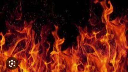 पीरपैंती: इसीपुर बाराहाट में घर में लगी आग, 70 कार्टून जूता-चप्पल जलकर राख, कड़ी मेहनत से आग पर काबू पाया गया