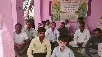 चिड़ावा: लाल चौक पर किसानों ने शहीद करणीराम-रामदेव को दी श्रद्धांजलि, 498वें दिन भी धरना जारी रहा