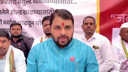बुलढाणा: शेतकरी नेते रविकांत तुपकरांनी वाढदिवशी
अंगणातच कुटुंबीयांसह लाक्षणिक अन्नत्याग करून शासनाचे वेधले  लक्ष