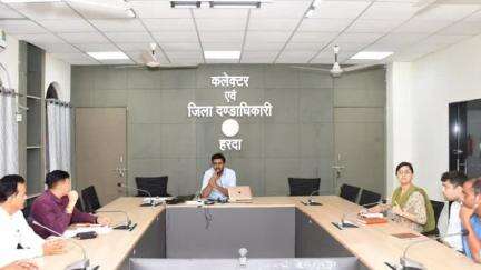 हरदा: सीएम हेल्पलाइन शिकायतों के निराकरण में तेजी लाने के निर्देश, कलेक्टर ने अधिकारियों को दी हिदायतें