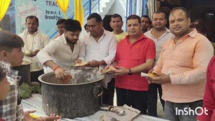 तिलोई: फुरसतगंज में प्रथम बड़े मंगलवार को भव्य प्रसाद का वितरण