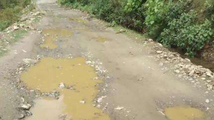 धारचूला: कालिका से खुमती सड़क में बने गड्ढे दे रहे दुर्घटना को दावत, लोगों ने प्रशासन से सड़क ठीक करने की मांग की
#jansamasya
