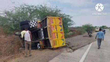 आष्टी: ट्रकचा टायर फुटल्याने ट्रक झाला अनियंत्रित देवगाव शिवारात उलटला ट्रक. जीवित हानी नाही