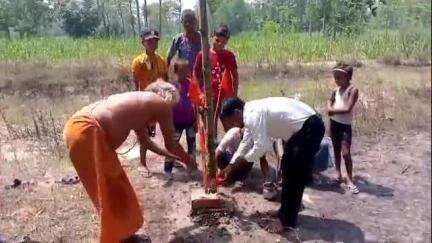 बिसवां: ऊंचगांव में ज्येष्ठ माह के प्रथम बड़े मंगल के मौके पर श्री बालाजी मंदिर के निर्माण हेतु किया गया नींव पूजन