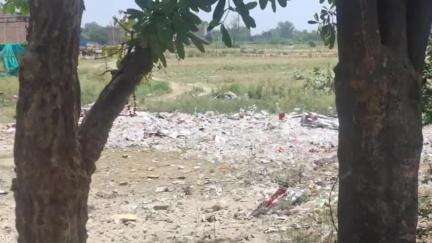 ताखा: ऊसराहार कस्बा में मेरिज होम संचालक खुले में फेंक रहे प्लास्टिक और गंदगी, पर्यावरण और स्वास्थ्य पर मंडरा रहा संकट