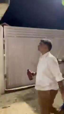 मंत्री विजय शाह के बयान के खिलाफ कांग्रेस ने उनके बंगले के बाहर की नारेबाजी! नेम प्लेट पर कालिख पोती! 
#VijayShah #Minister #Statement #sophiakureshi #CongressProtest ##madhyapradeshpolice