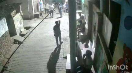 आगरा: शंभू नगर में हथियारबंद युवकों ने जमकर मचाया उत्पात, खुलेआम की फायरिंग, सीसीटीवी फुटेज आया सामने