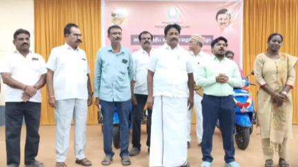 இராஜபாளையம்: ஆனந்தா கார்டனில் மாற்றுத் திறனாளிகள் நலத்துறை சார்பில் 161 மாற்றுத் திறனாளி களுக்கு மூன்று சக்கர வாகனம் வழங்கப் பட்டது
