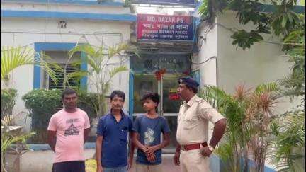 মহম্মদবাজার: মালদার চাচল থেকে ভুল করে চলে আসা কিশোরকে উদ্ধার করে পরিবারের হাতে ফিরিয়ে দিল। মহম্মদ বাজার থানার পুলিশ