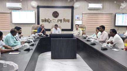 भिंड नगर: कलेक्टर ने कलेक्ट्रेट सभागार में साप्ताहिक समय-सीमा पत्रों की समीक्षा बैठक ली
