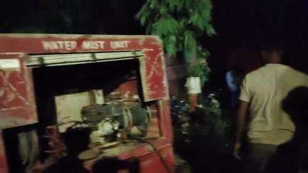 अरवल थाना क्षेत्र के डॉक्टर नासिर अहमद के हॉस्पिटल में आग लगाने से गाड़ी जल गई मोके पर फायर ब्रिगेड की टीम ne aag bhugai