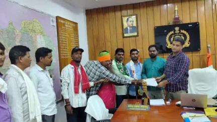 అసిఫాబాద్: బాధిత కుటుంబాన్ని ఆదుకోవాలని అసిఫాబాద్ డిఎఫ్ఓ నీరజ్ కుమార్‌కు వినతి పత్రం అందజేసిన DYFI జిల్లా నాయకులు