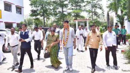 बाह: IAS अभिषेक शर्मा का सिद्धांत राज पीजी कॉलेज जैतपुर कला में स्वागत समारोह