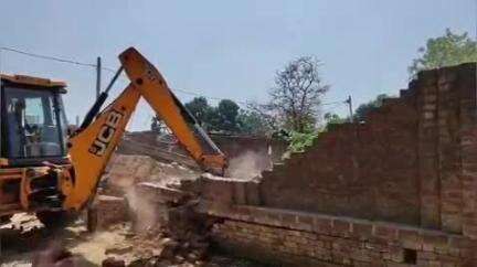 जमुनहा: जमुनहा तहसील क्षेत्र के आलागांव में आज फिर एक अवैध मदरसे पर हुई ध्वस्तीकरण की कार्रवाई