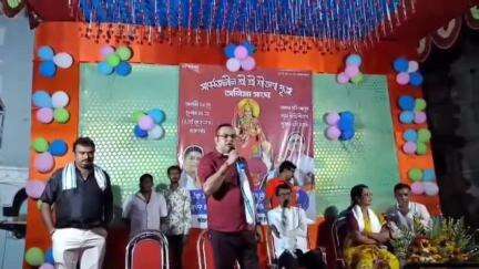 বহরমপুর: সন্তোষীমা পুজোর উদ্বোধনে পুরো পিতা নাড়ুগোপাল মুখার্জি মঙ্গলবার  বহরমপুর জে এন একাডেমী স্কুল সংলগ্ন এলাকায়