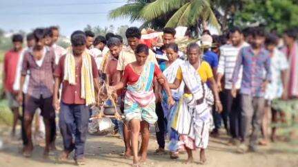 రోడ్డు ప్రమాదంలో మృతి చెందిన కొడుకు కు అంతర్వేది పల్లిపాలెం లో దహన సంస్కారాలు చేసిన కన్న తల్లి