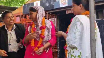 बदायूं:-आज आशा और ज्योति ने आपस में शादी कर ली। आशा अब पति की भूमिका में रहेगी और नया नाम गोलू है।
#badaun #news