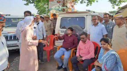 खलीलाबाद: संतकबीरनगर के विकासखंड सांथा में जलनिकासी की समस्या का समाधान, एसडीएम की टीम ने करनजोत गांव में कराया नाली निर्माण