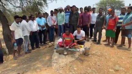 चक्रधरपुर: इटोर पंचायत के डोमरडीहा गांव में सड़क निर्माण के लिए झामुमो प्रखंड अध्यक्ष ने किया भूमि पूजन