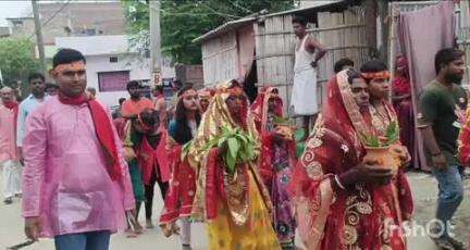 महुआ: महुआ की पकड़ी में अष्टयाम यज्ञ के लिए भव्य कलश यात्रा निकाली गई, सैकड़ों श्रद्धालु हुए शामिल