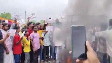 बहादुरगंज: निशंदरा असुरा घाट पर पुल निर्माण की मांग को लेकर ग्रामीणों ने किया प्रदर्शन, सड़क पर आग लगाकर जताई आपत्ति