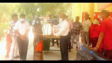 अमेठी: संग्रामपुर में सामुदायिक स्वास्थ्य केंद्र पर 10 टीवी मरीजों को खंड विकास अधिकारी की तरफ से दी गई पोषण पोटली