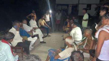 चकिया पिपरा: महारानी निवासी नरेश राय के पुत्र की सड़क दुर्घटना में दुखद मृत्यु की ख़बर सुनकर विधायक श्यामबाबू ने परिजनों से की मुलाकात