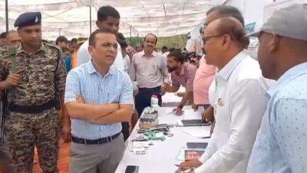 चांपा: चांपा में सुशासन तिहार के तहत आयोजित समाधान शिविर में पहुंचे कलेक्टर और सांसद