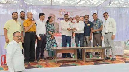 चांपा: चांपा में सुशासन तिहार के तहत आयोजित समाधान शिविर में महिला को मिला नया वोटर आईडी कार्ड
