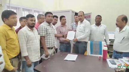 দাংতল ৰাজহ চক্ৰ: শিক্ষা বিভাগৰ দায়িত্বত থকা অতিৰিক্ত আয়ুক্ত শিল্পীকা কলিতাক বদলিৰ বাবে জিলা আয়ুক্তক কাজলগাঁৱত স্মাৰক পত্ৰ প্ৰদান আক্ৰাছুৰ