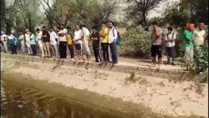 पदमपुर: पदमपुर-गजसिंहपुर मार्ग पर नहर किनारे मिला 17 वर्षीय किशोर का शव, पुलिस मौके पर पहुंची
