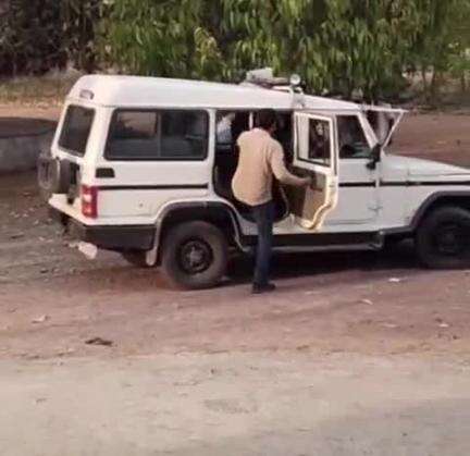 लिधौरा: दुकानदार ने मीटर रीडर के साथ की मारपीट, विद्युत कर्मियों के साथ थाने में शिकायत दर्ज कराई